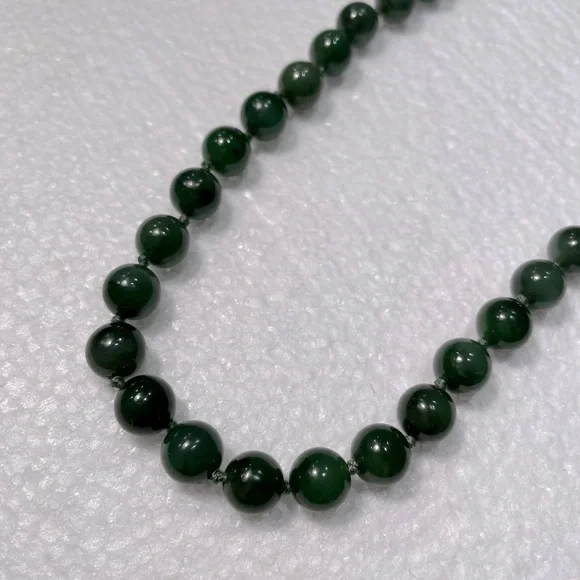 Jade Chocker Necklace With 14k Gold Clasp Lock - Picture 2 of 8